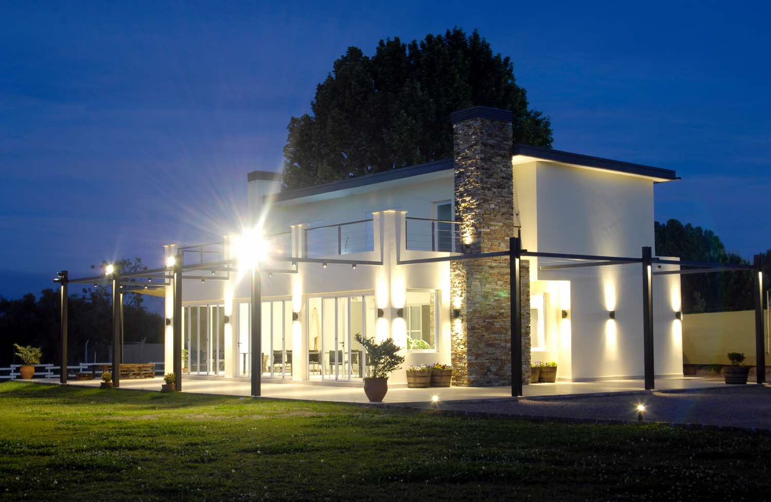 Vivienda construida por AISA, al atardecer
